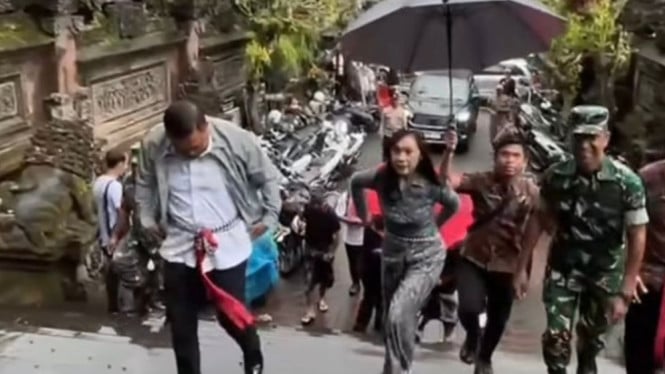 Bupati Gianyar, I Made Mahayastra meninjau lokasi kebakaran