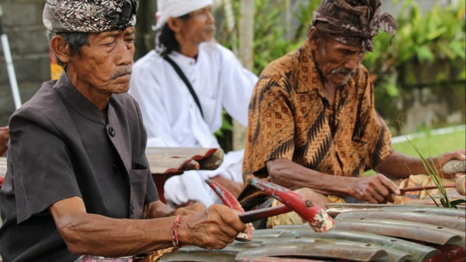 Mendengar dewata lewat lantunan dan sayup sakral
