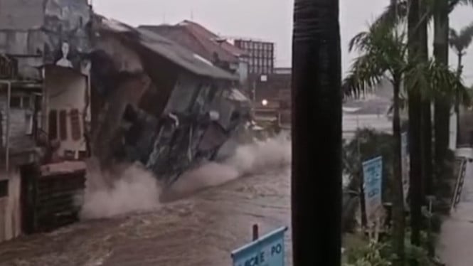 Bangunan semi permanen ambruk akibat terjangan banjir