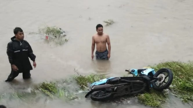 Pencarian korban hanyut oleh warga di Desa Pengambengan