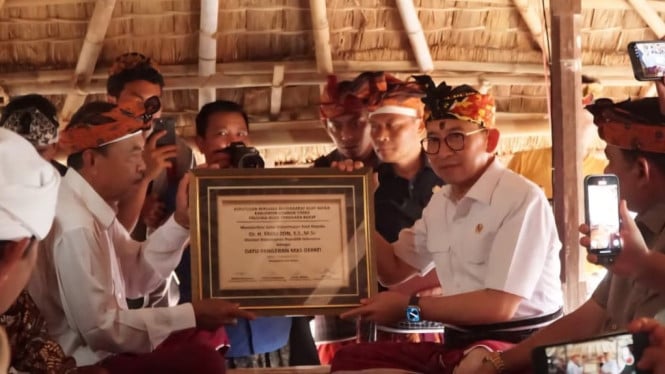 Menbud Fadli Zon saat menerima gelar adat masyarakat Bayan.