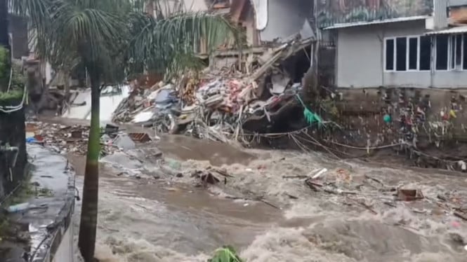 Ruko Tekstil Jalan Sulawesi di Bantaran Tukad Badung Amblas