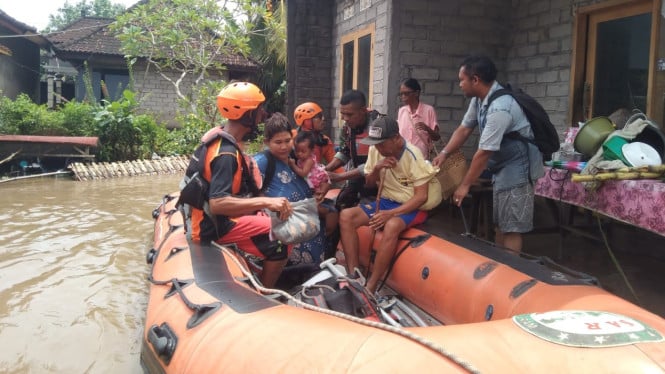 Petugas Mengevakuasi Lansia serta Ibu dan Bayi yang Terjebak Banjir