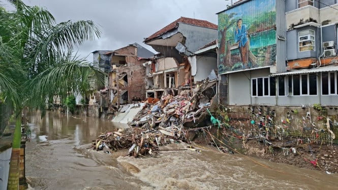 Reruntuhan bangunan toko centrum yang roboh akibat banjir.