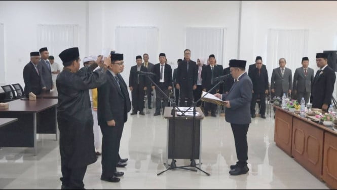 Bupati Najmul Akhyar saat melantik 16 pejabat eselon II Lombok Utara