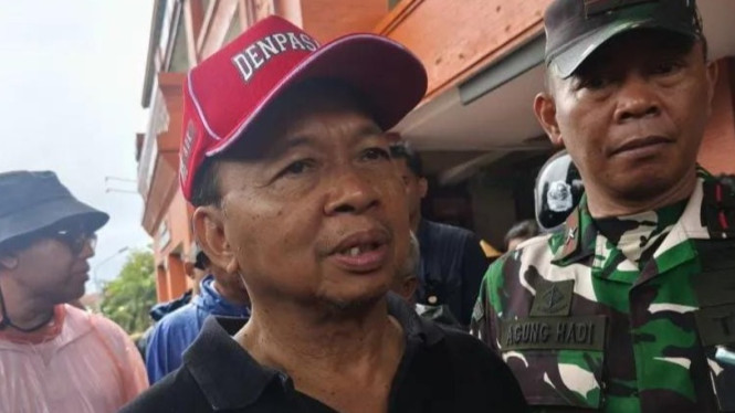 Gubernur Bali, Wayan Koster saat meninjau korban Banjir.