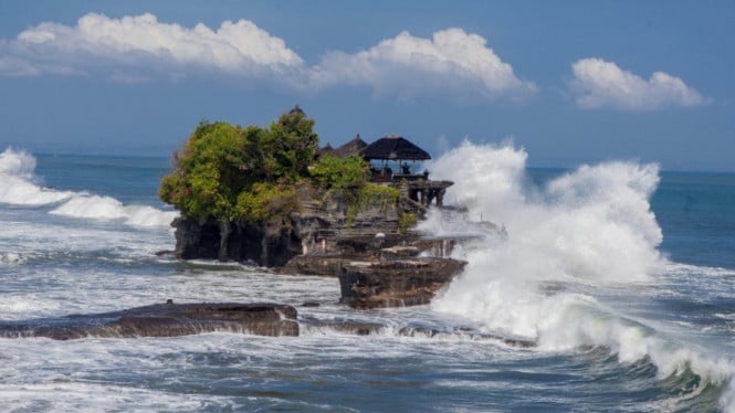 Tanah Lot, ikon wisata Bali dengan pemandangan pura di tengah laut.