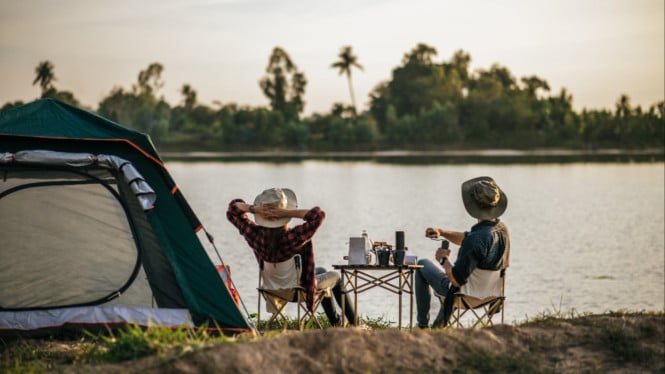 Suasana Hangat Camping Bareng Teman di Tengah Alam.