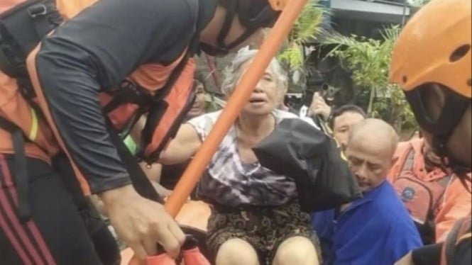 Tim SAR saat mengevakuasi warga korban banjir