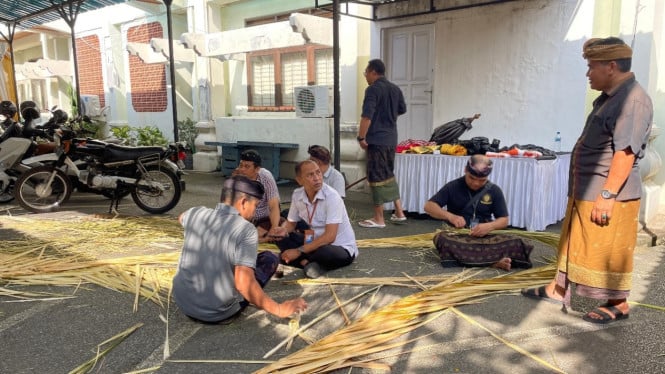Kegiatan ngayah untuk persiapan upacara keagamaan