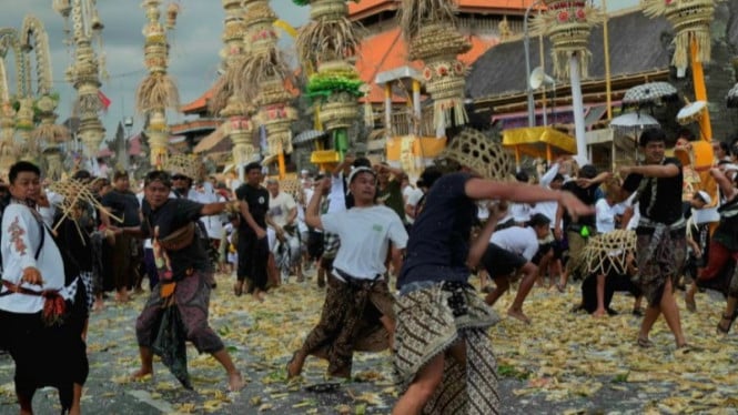 Tradisi Lempar Ketupat di Bali