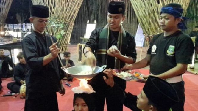 Atraksi Debus Banten Menampilkan Kekuatan Kebal