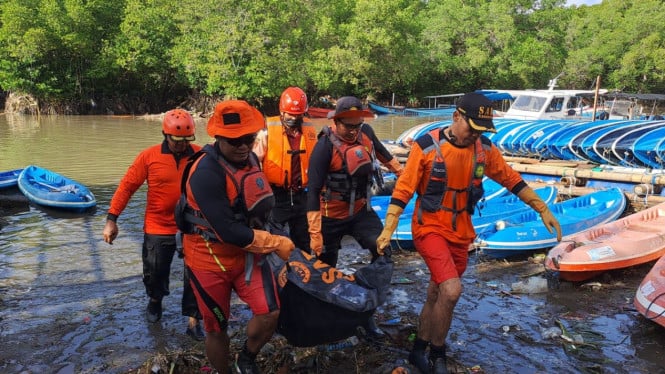 Evakuasi Jenazah Korban Banjir yang Ditemukan di Muara Tukad Badung