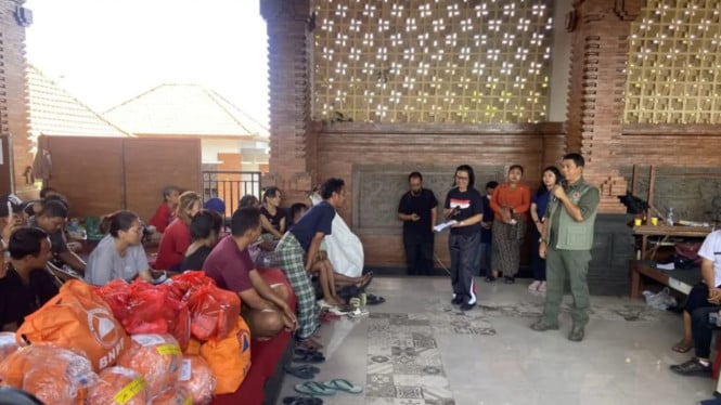 Kepala BNPB, Suharyanto Diskusi di Posko Pengungsian