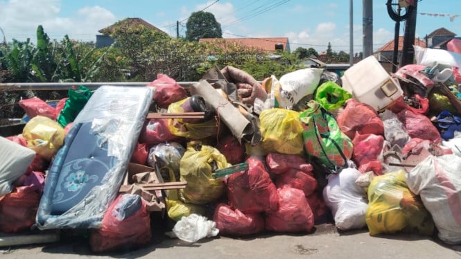 Sampah Sisa Banjir Dibuang Warga di Atas Jembatan Jl. Pulau Biak