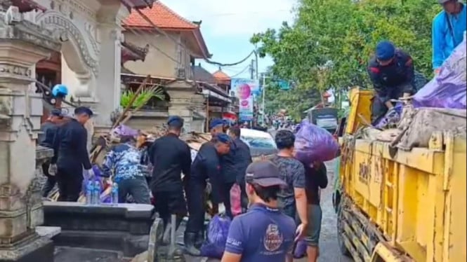 Personel gabungan bersihkan lumpur, sampah, dan puing di Jalan Siulan