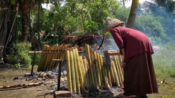 Bakar Lemang Tradisi Malamang