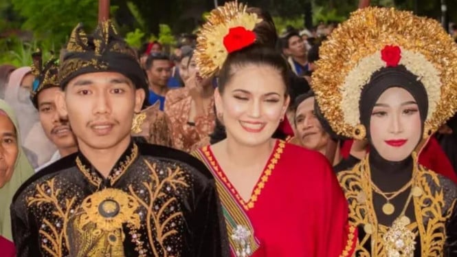 Suasana Arak-arakan Tradisi Nyongkolan