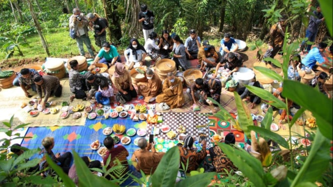 Kebersamaan masyarakat saat melaksanakan Nyadran