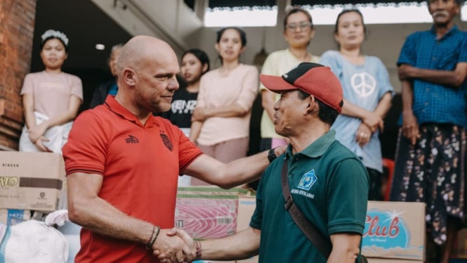 Pelatih Bali United, Johnny Jansen Salurkan Bantuan Pasca Banjir