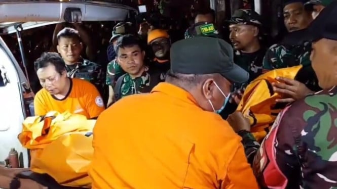 Korban Dievakuasi Dari Timbunan Puing Ruko