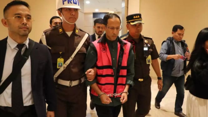 Nadiem Makarim mengenakan baju tahanan diamankan petugas