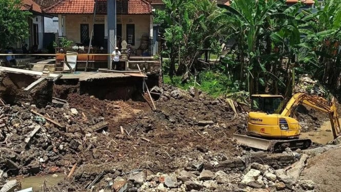 Alat berat Ekskavator dikerahkan untuk evakuasi korban banjir