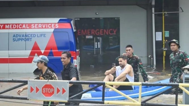 Wisatawan Mancanegara tengah di evakuasi petugas