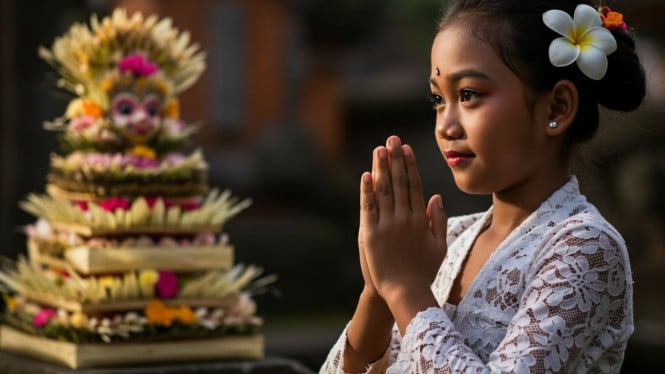 gadis Bali Kebaya Putih