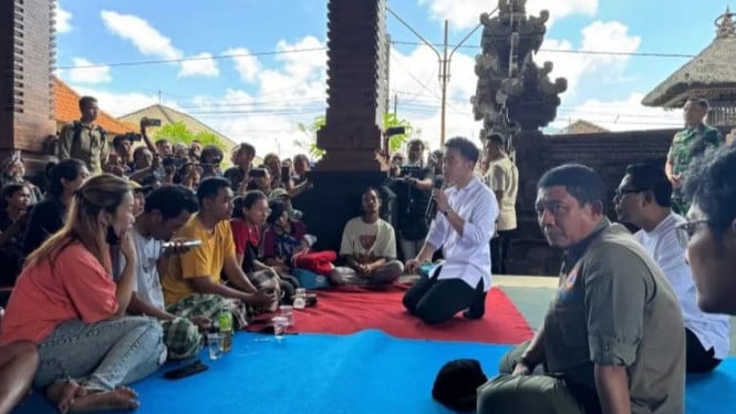 Kepala BNPB mendampingi Wapres berdialog bersama korban banjir