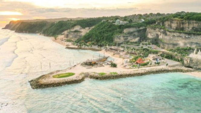 Pantai Melasti yang dikelilingi tebing megah.