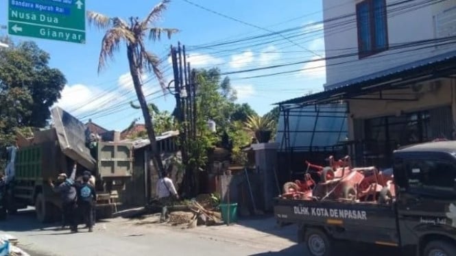DLH Kota Denpasar mengangkut sampah material banjir di Denpasar