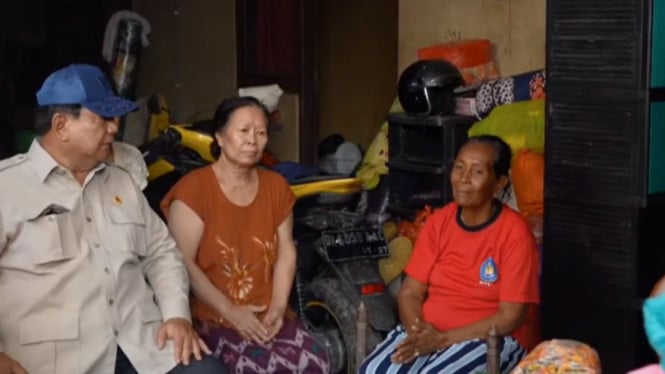 Prabowo mendengarkan cerita penjual kopi akibat banjir