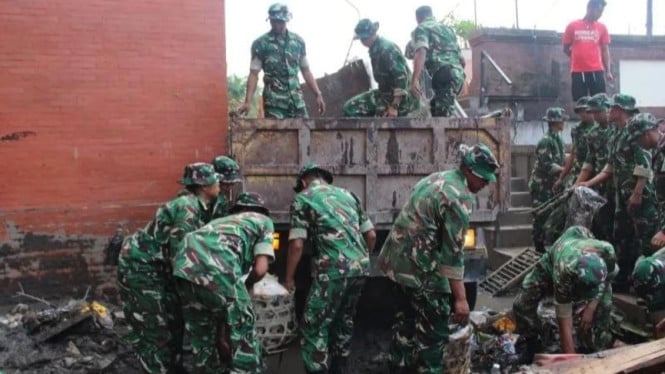 Prajurit TNI Kodam Udayana membantu pemulihan Pasca banjir Bali.