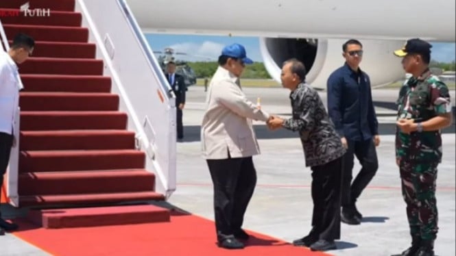 Presiden Prabowo Turun dari Pesawat