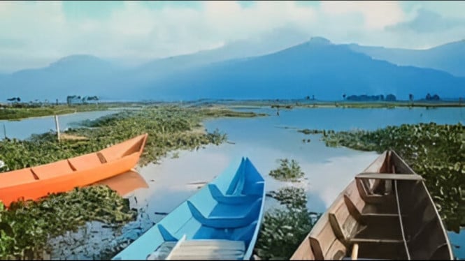 Danau Rawa Pening dengan pemandangan Gunung.
