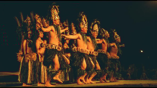 Ilustrasi Penari tradisional membawakan tarian penuh energi.