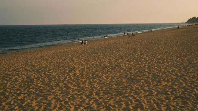 Menyusuri pantai di ujung hari.