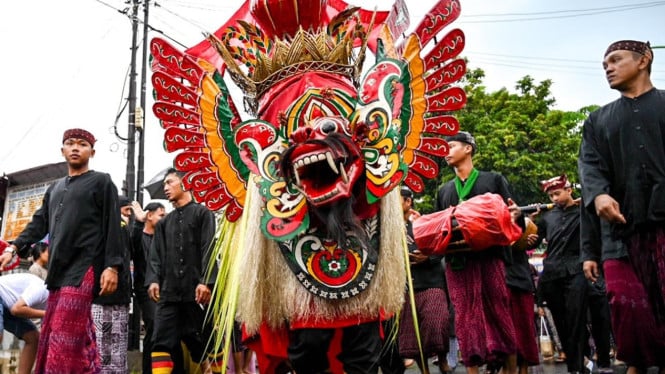 Prosesi Ider Bumi, Mengelilingi Desa dengan Barong