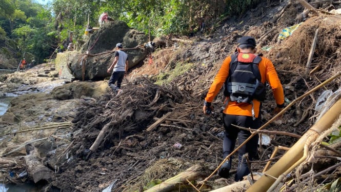 Petugas Menyisir Aliran Sungai Mencari Korban Hilang
