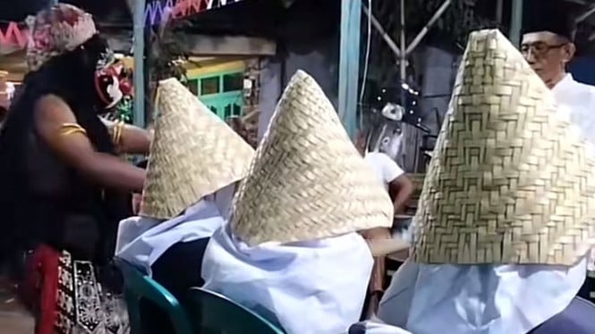 Prosesi Tradisi Pandhaba di Madura.
