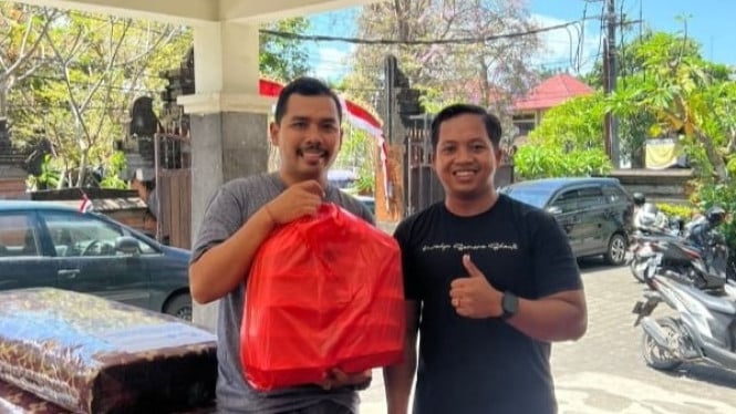 Pemuda Buleleng, Kadek Angga Wahyu menyalurka bantuan