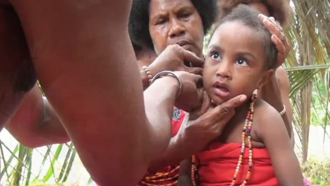 Anak kecil di Papua yang sedang menjalankan tradisi Tikam.