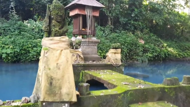 Pura Batu Bolong, dengan batu berlubang dan air suci