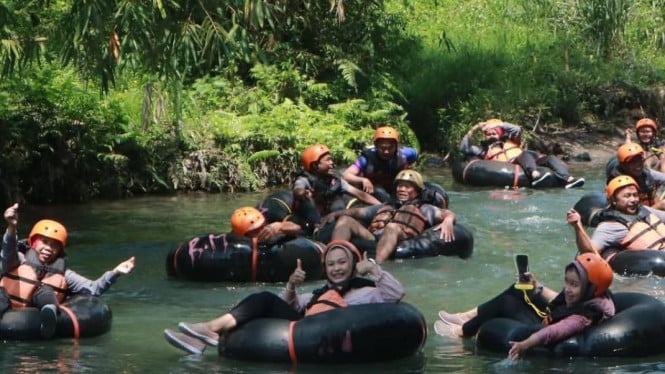 Potret Berlibur di River Tubing.