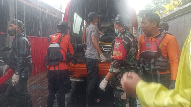 Petugas Mengevakuasi Korban Banjir Bandang di Denpasar di Tengah Hujan