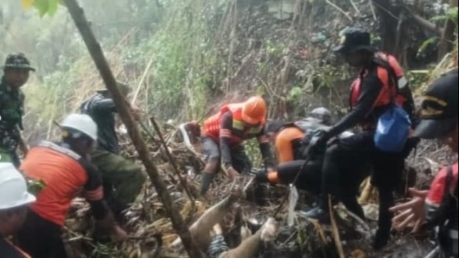 Besarnas evakusi jenazah laki-laki korban banjir