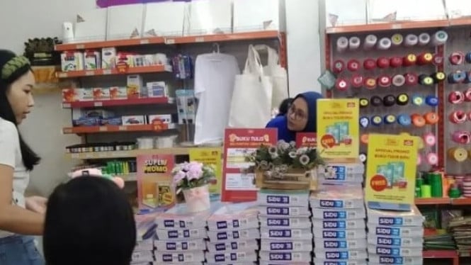 Pembeli mengunjungi salah satu UMKM di Denpasar