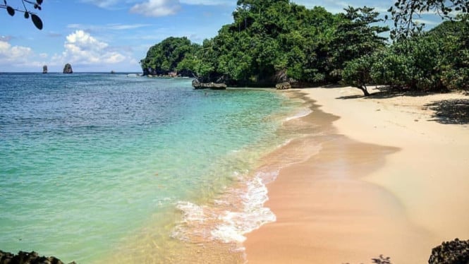 Pesona gradasi warna laut Pantai Tiga Warna Malang