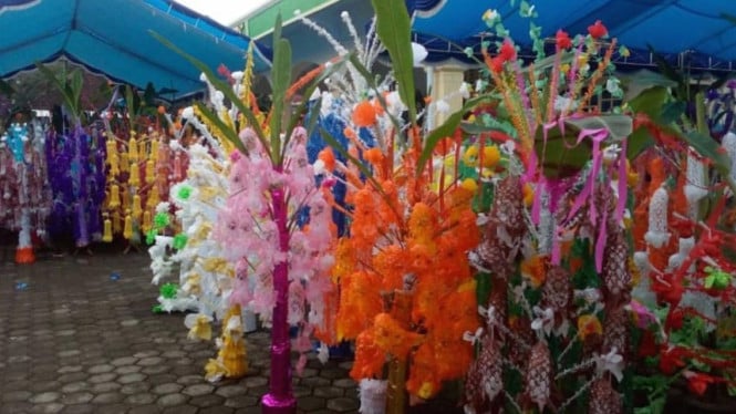 Puluhan Kembang Endog di Arak